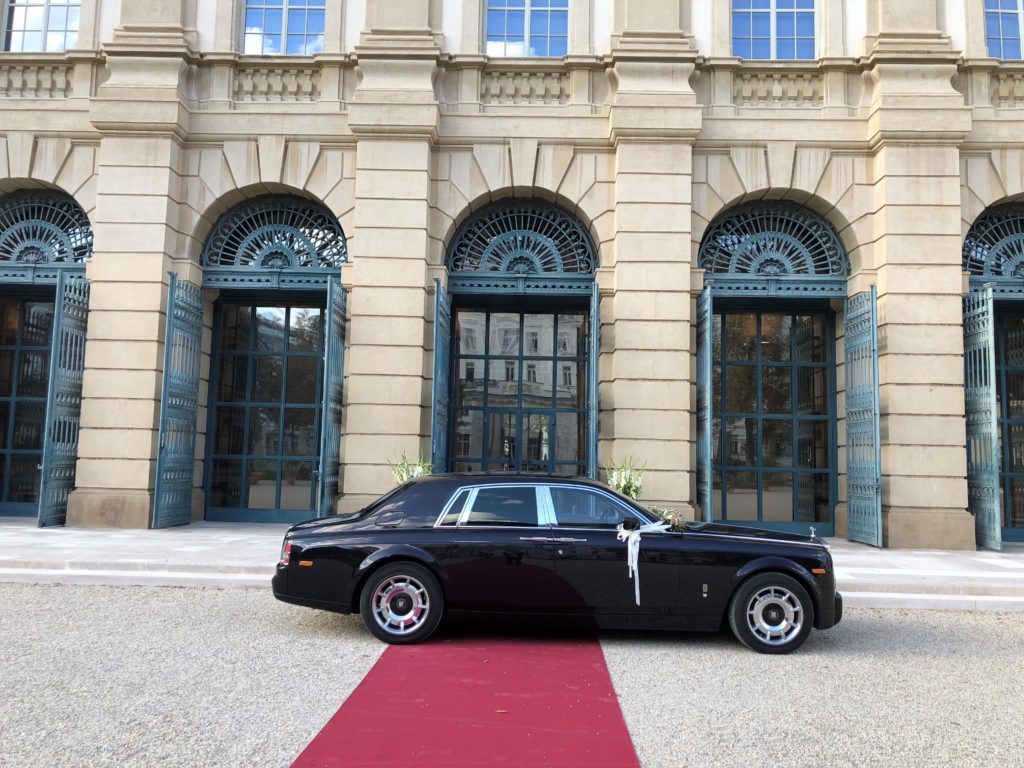 Luxuriöse Limousine vor dem Wiener Opernhaus